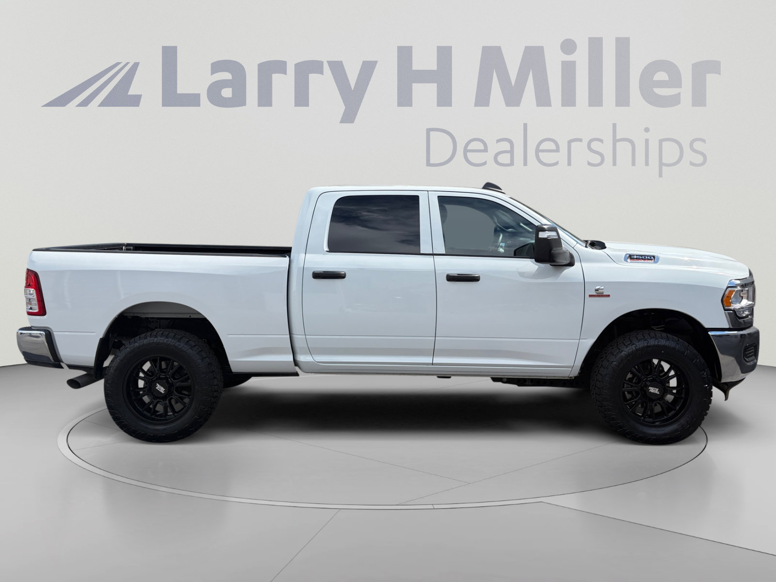 Used 2024 RAM 3500 Tradesman w/ Chrome Appearance Group AWD/4WD image 6