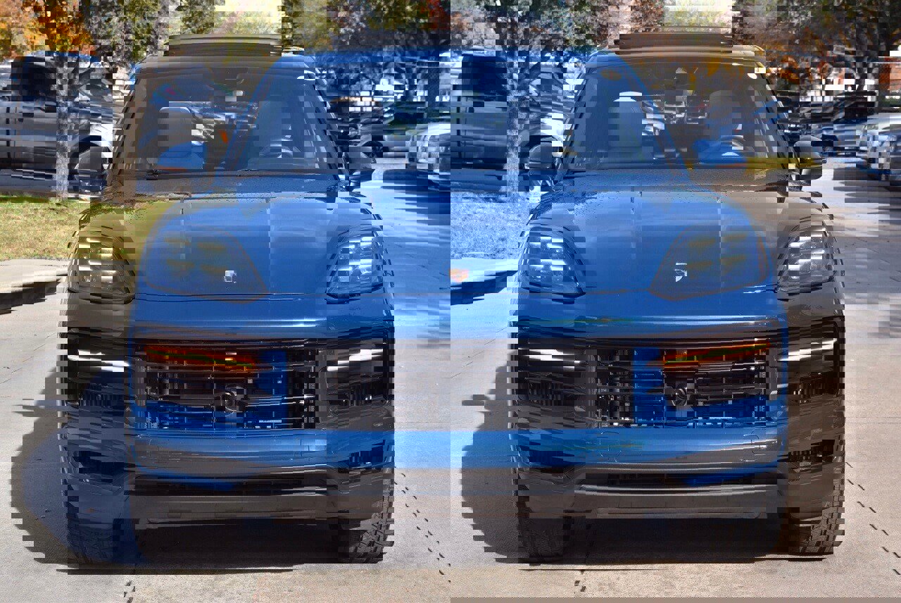 Used 2025 Porsche Cayenne image 3