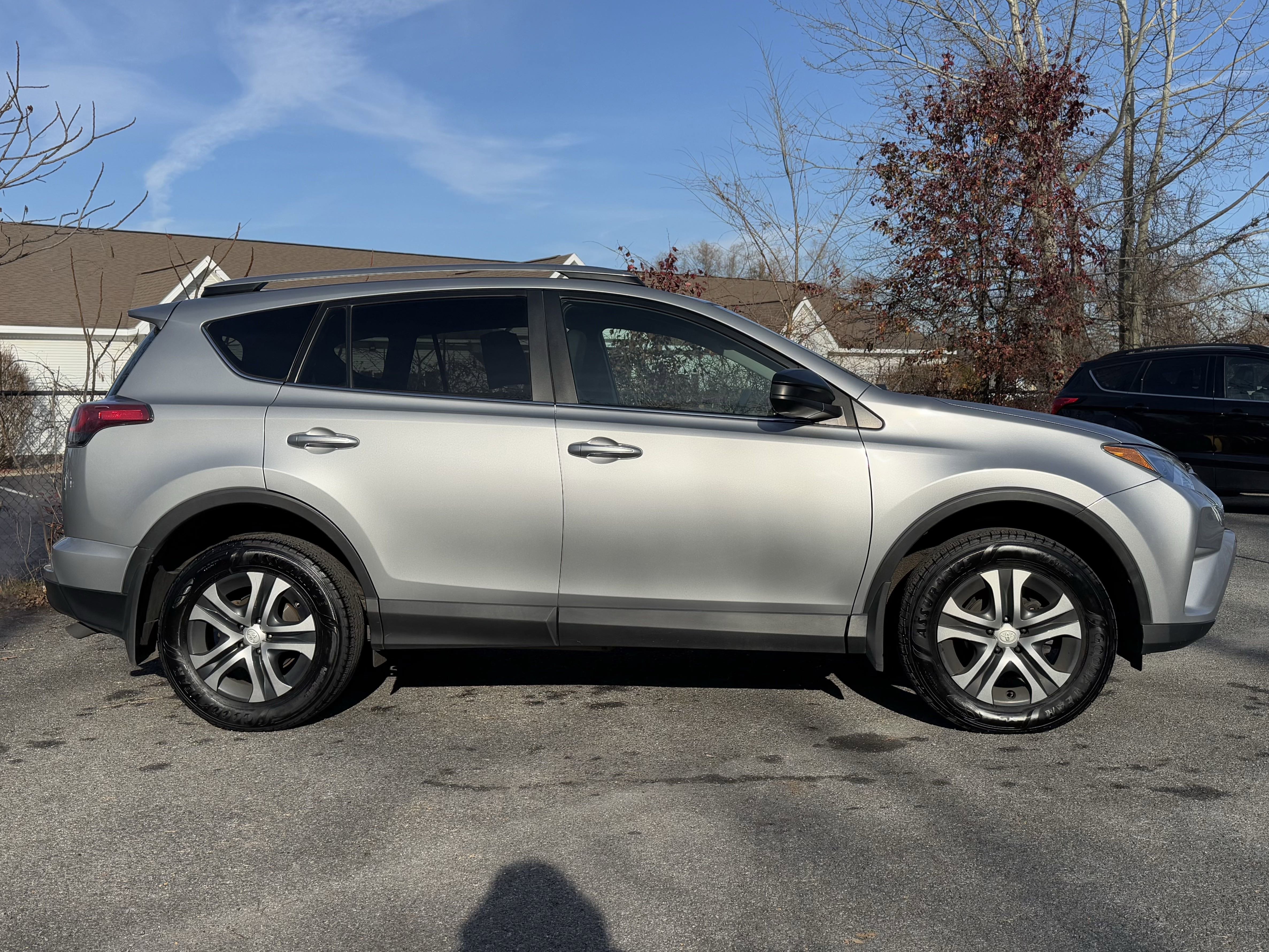 Used 2018 Toyota RAV4 LE image 10