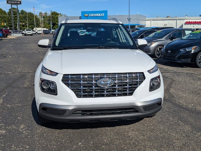 Used 2025 Hyundai Venue SEL FWD image 2