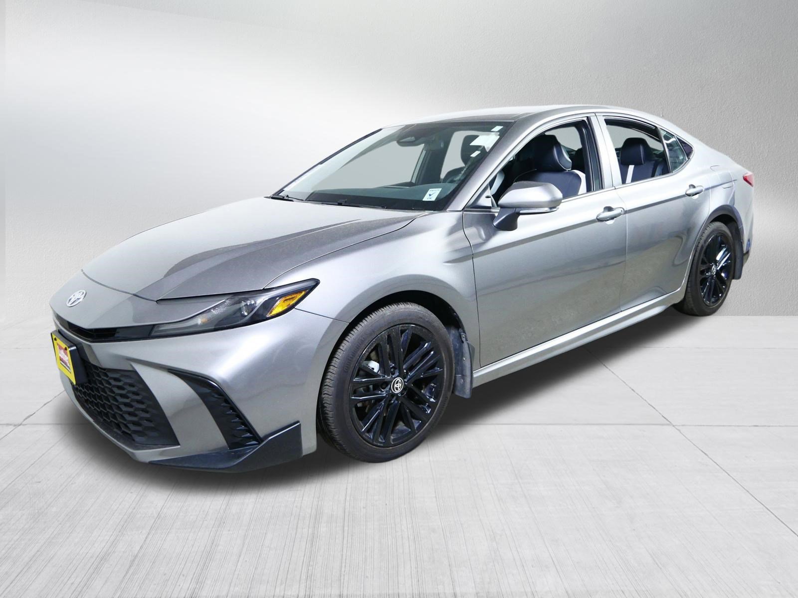 Used 2025 Toyota Camry SE FWD image 3