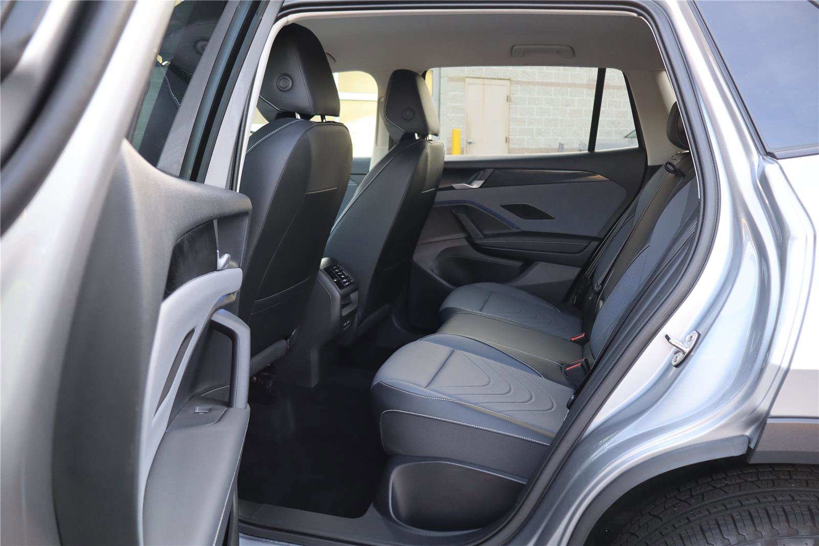 Certified 2025 Volkswagen Tiguan SE AWD/4WD image 23