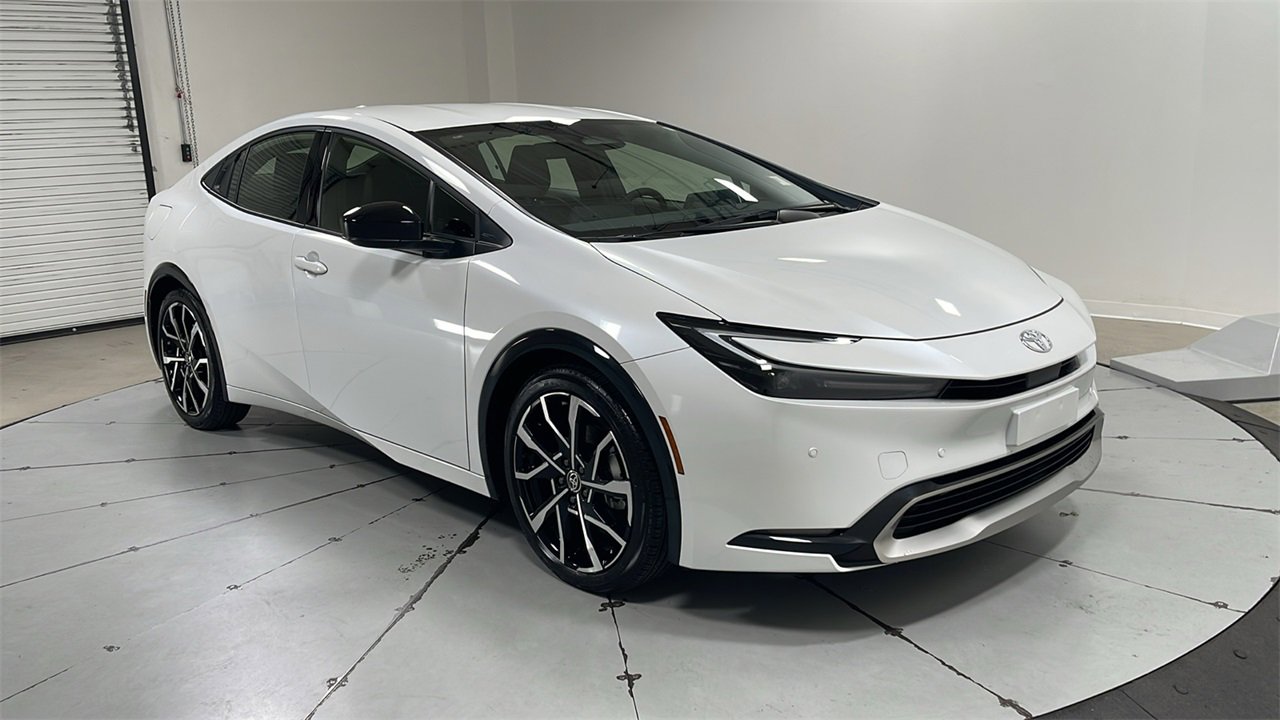 Used 2025 Toyota Prius XSE video 3