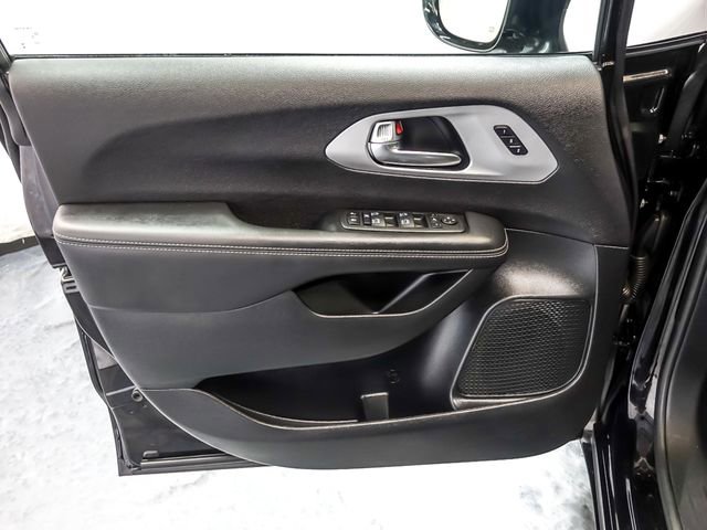 Used 2025 Chrysler Pacifica Limited FWD image 28