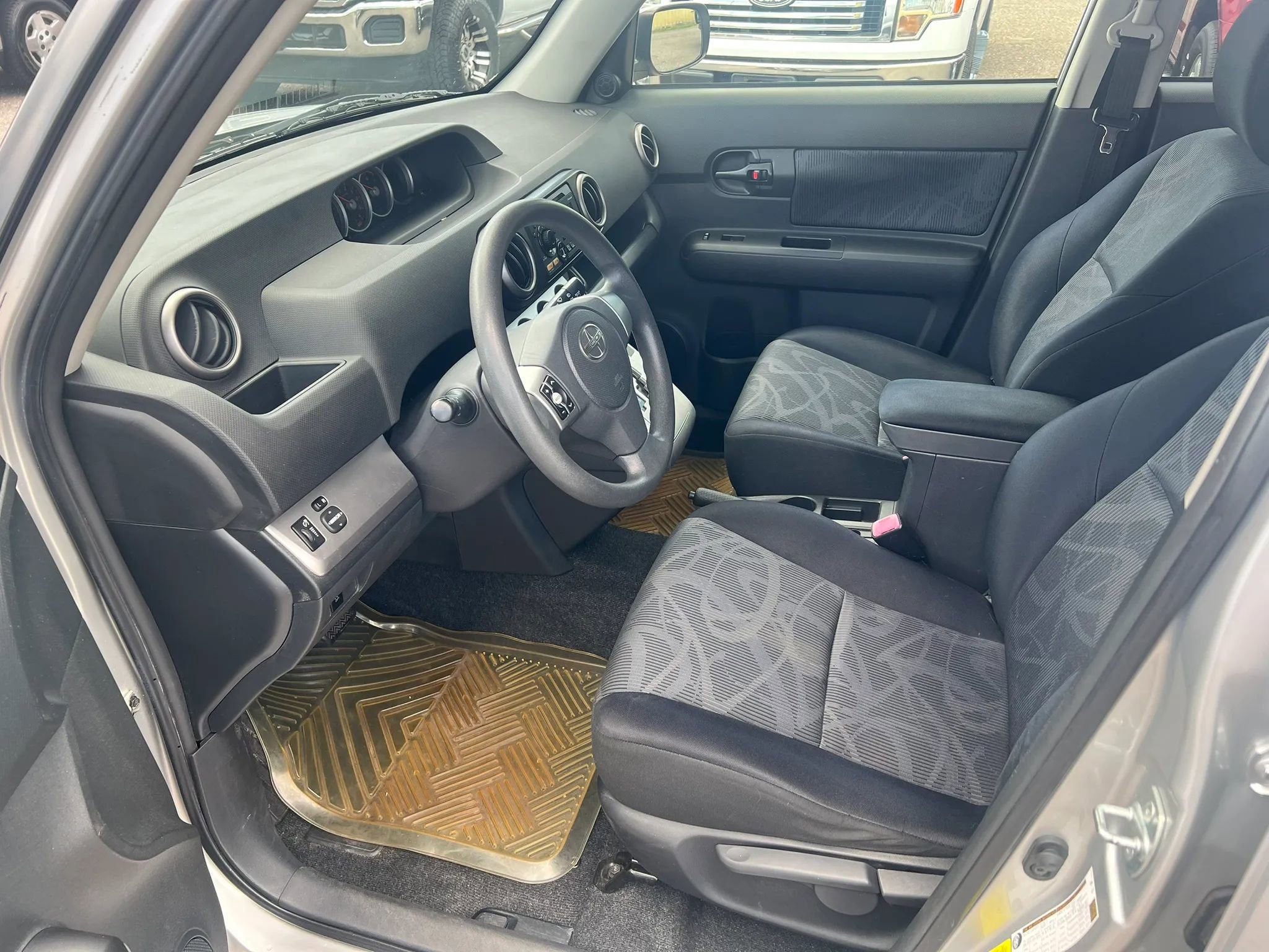Used 2012 Scion xB FWD image 6