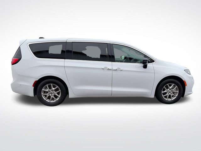 Used 2024 Chrysler Pacifica Touring-L FWD image 10