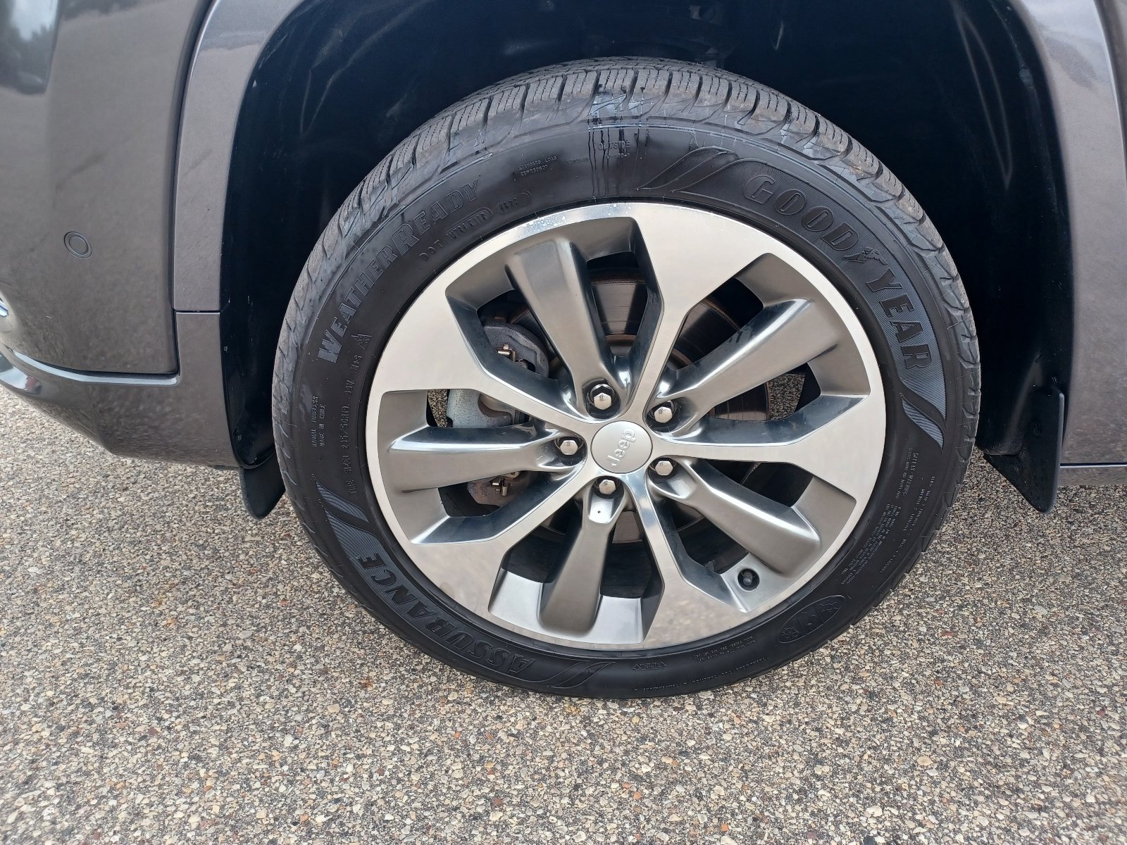 Used 2019 Jeep Cherokee Overland w/ Technology Group AWD/4WD image 9