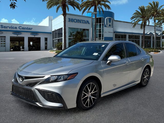 Used 2024 Toyota Camry SE w/ Cold Weather Package FWD image 4
