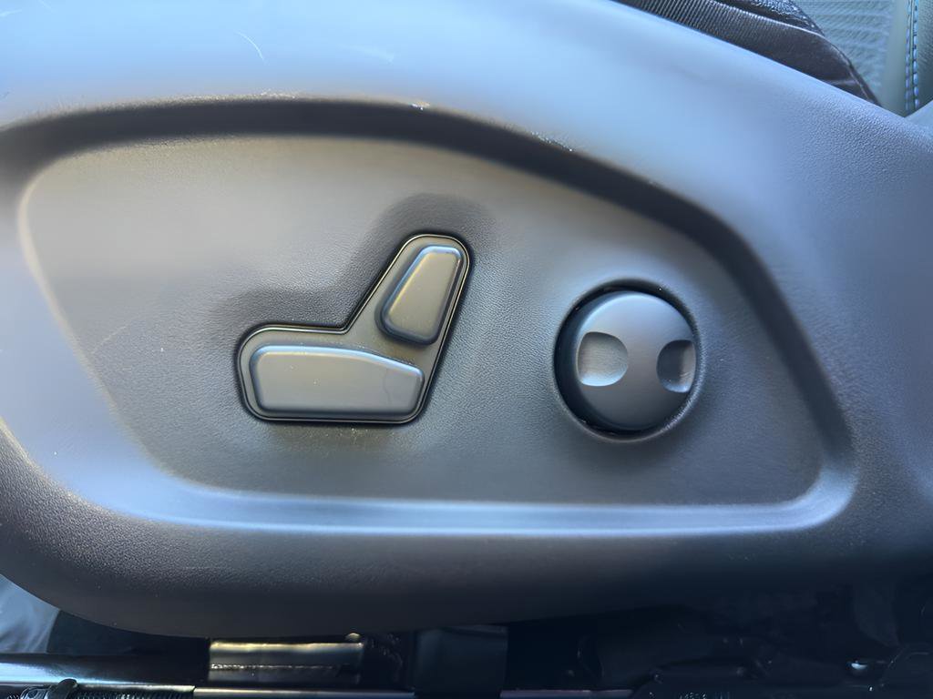 Used 2025 Jeep Compass Latitude w/ Convenience Group AWD/4WD image 30