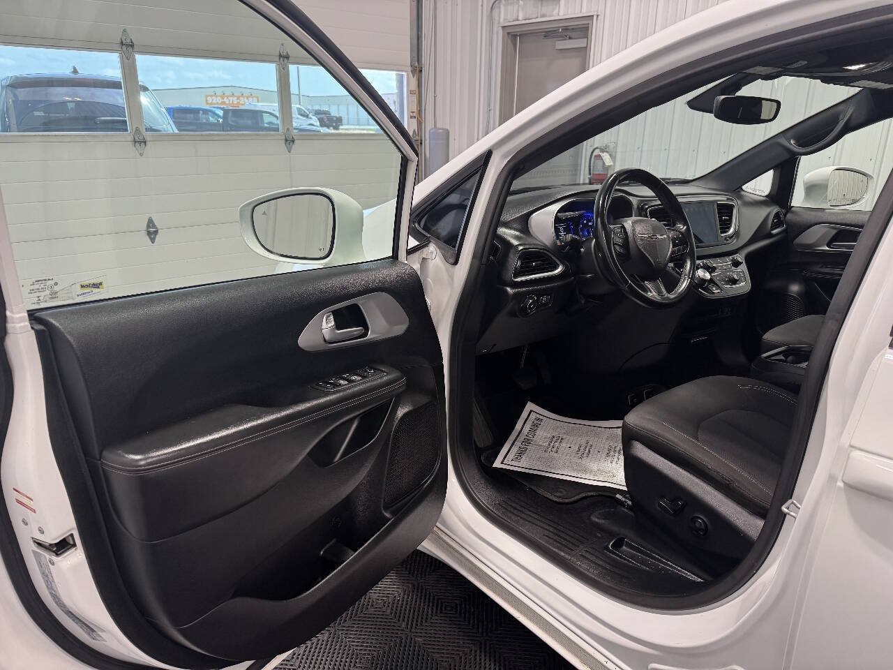 Used 2018 Chrysler Pacifica Touring Plus w/ S Appearance Package FWD image 8