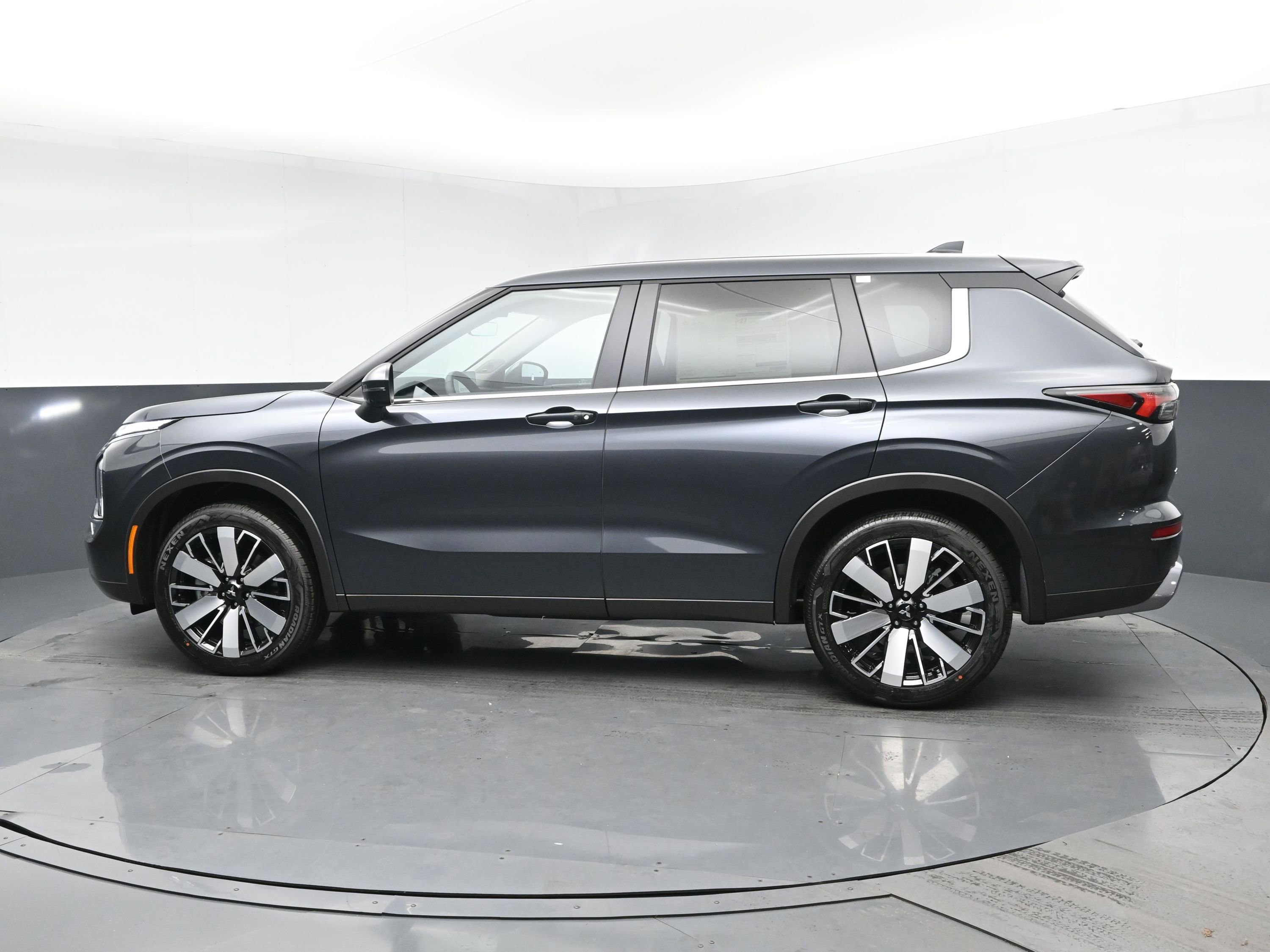 New 2025 Mitsubishi Outlander SE image 4
