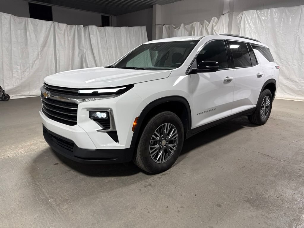 Used 2025 Chevrolet Traverse LT FWD image 3