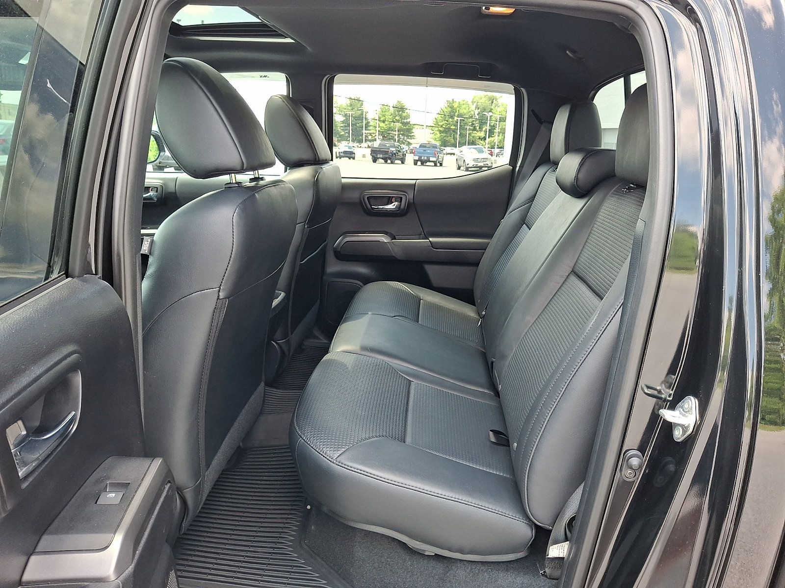 Used 2019 Toyota Tacoma TRD Sport w/ TRD Premium Sport Package AWD/4WD image 11