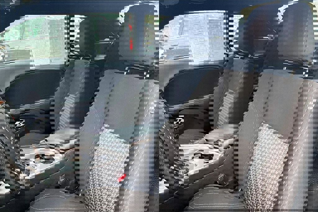 Used 2022 Dodge Challenger SXT w/ Driver Convenience Group image 18