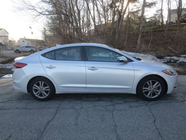 Used 2017 Hyundai Elantra SE image 11