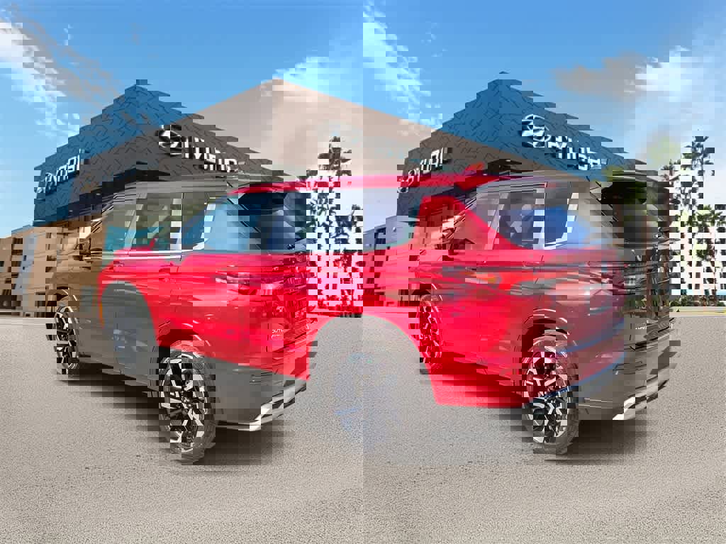 Used 2024 Mitsubishi Outlander SE image 2