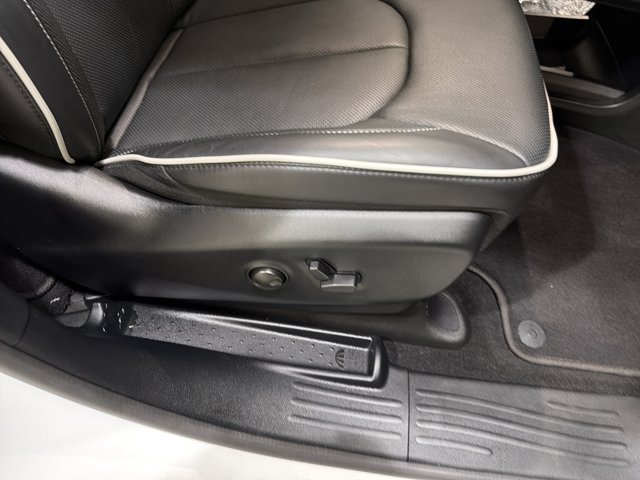 Used 2026 Chrysler Pacifica Limited FWD image 37