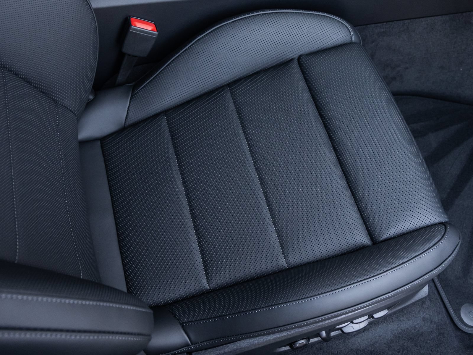 Certified 2025 Porsche Macan Electric RWD image 44