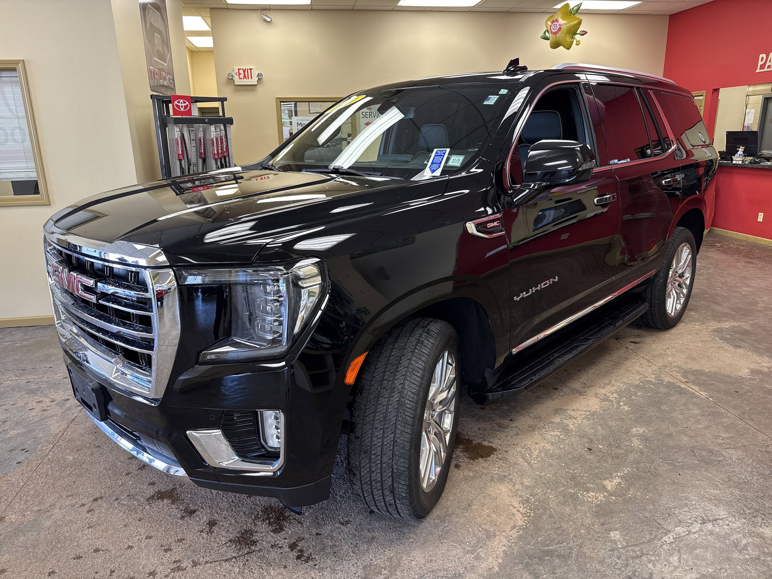 Used 2021 GMC Yukon SLT w/ SLT Luxury Plus Package AWD/4WD image 3