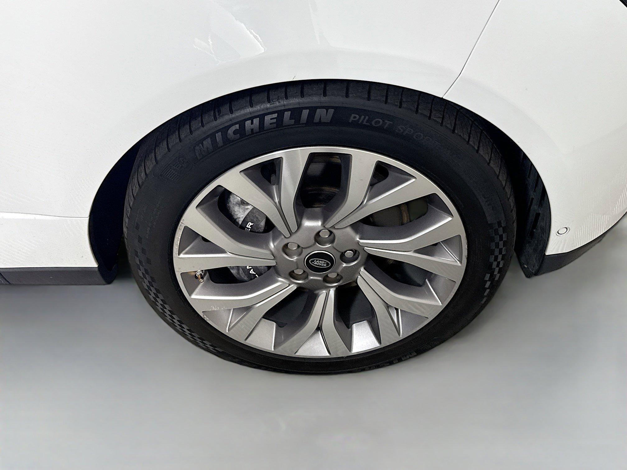 Used 2019 Land Rover Range Rover HSE image 32