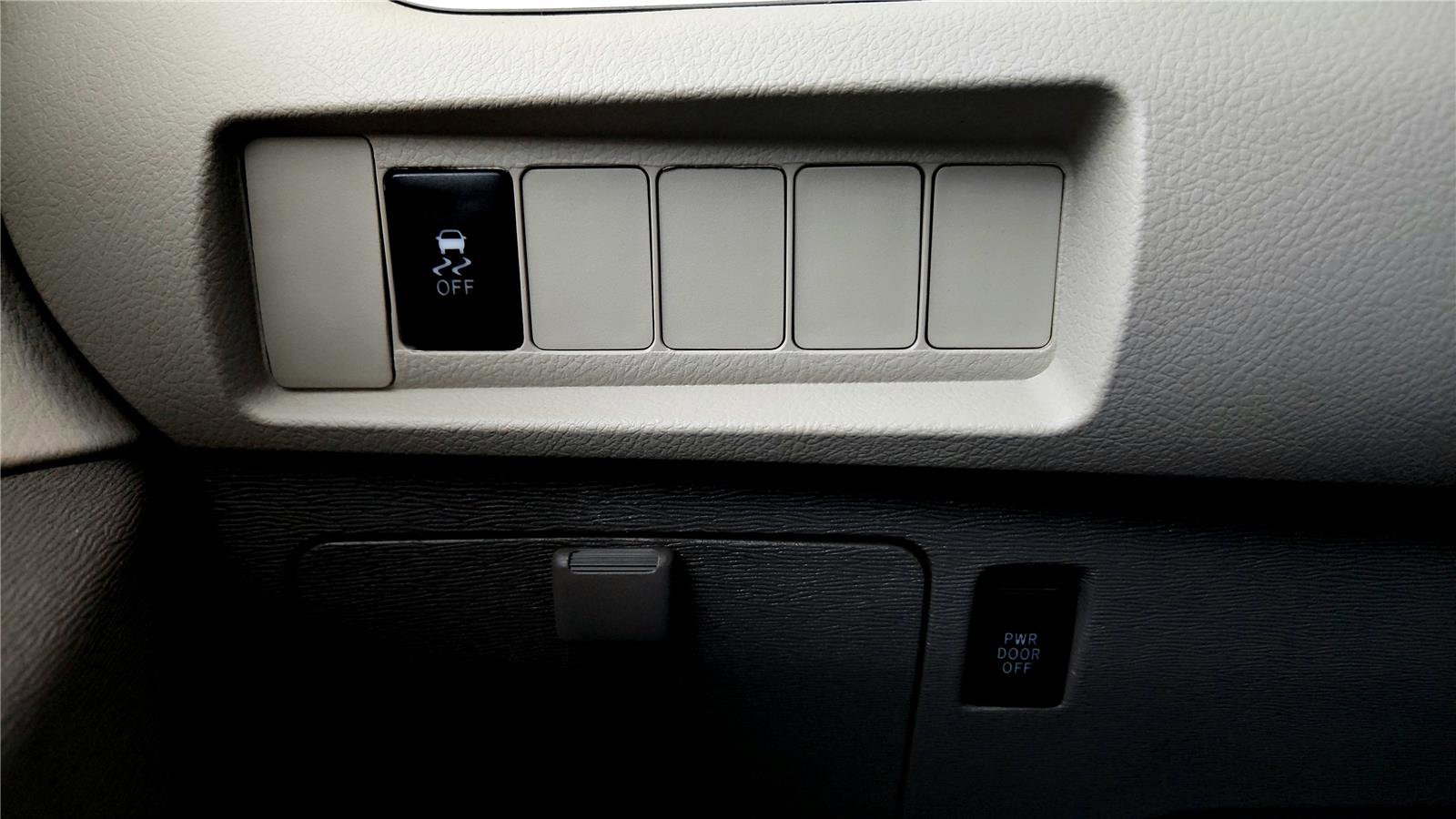 Used 2015 Toyota Sienna LE image 32