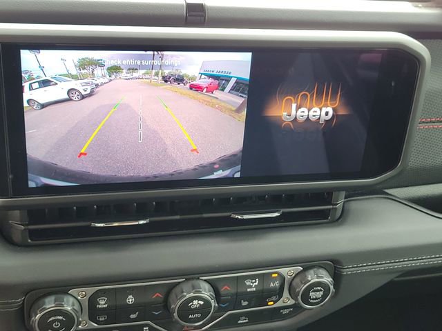 Used 2025 Jeep Wrangler Unlimited Rubicon w/ Convenience Group AWD/4WD image 31