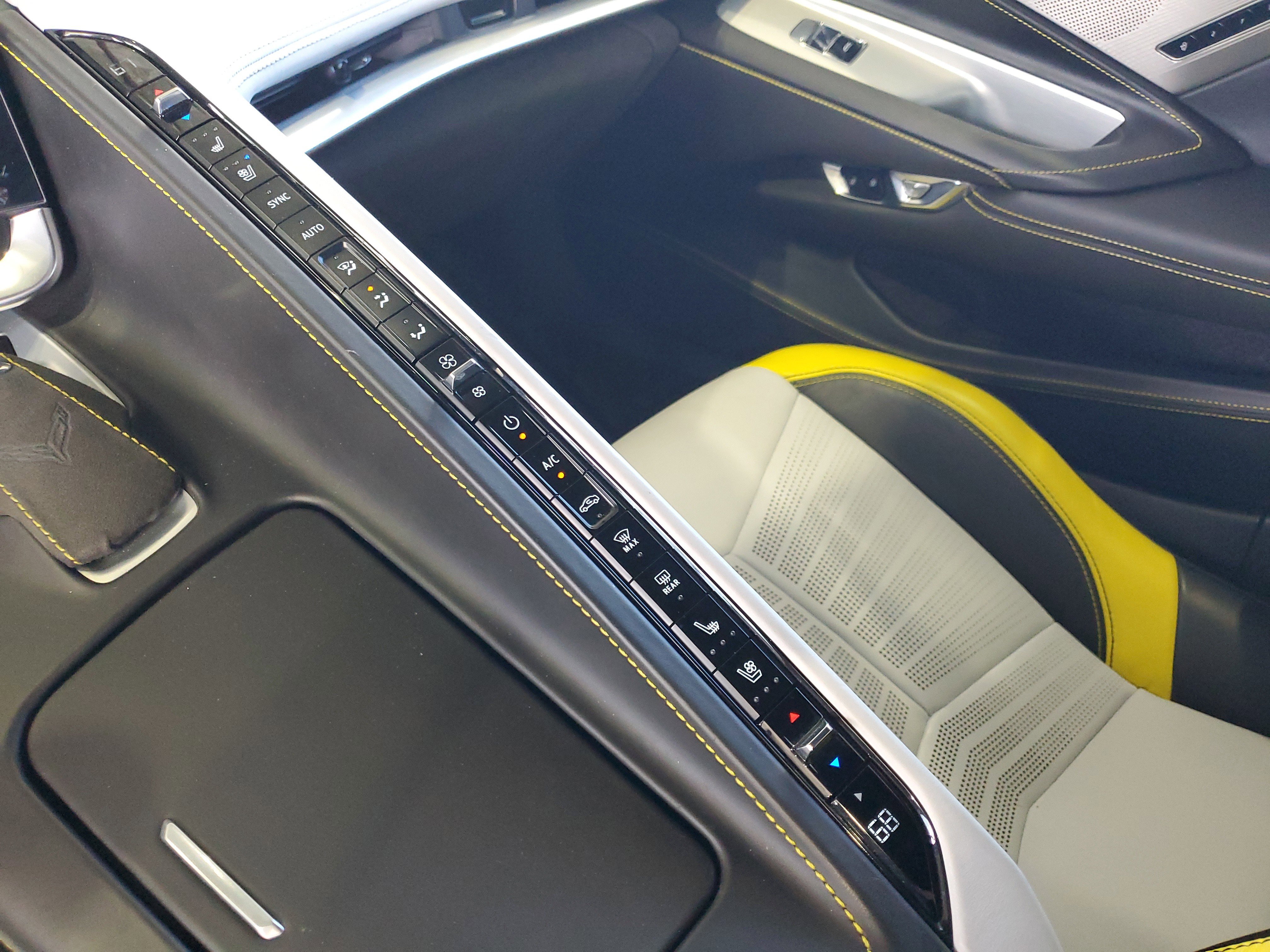 Used 2022 Chevrolet Corvette Stingray Premium Cpe w/ Z51 Performance Package RWD image 25
