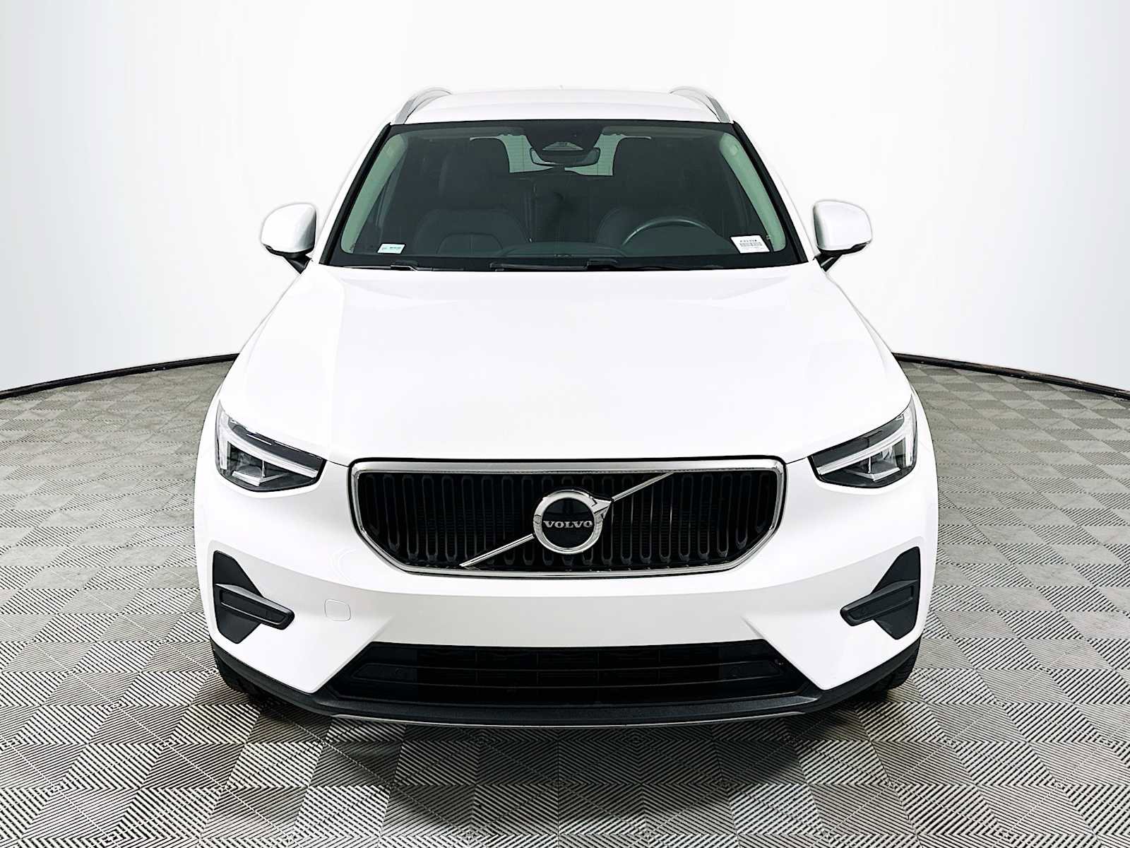 Used 2023 Volvo XC40 B4 Core w/ Convenience Package image 2