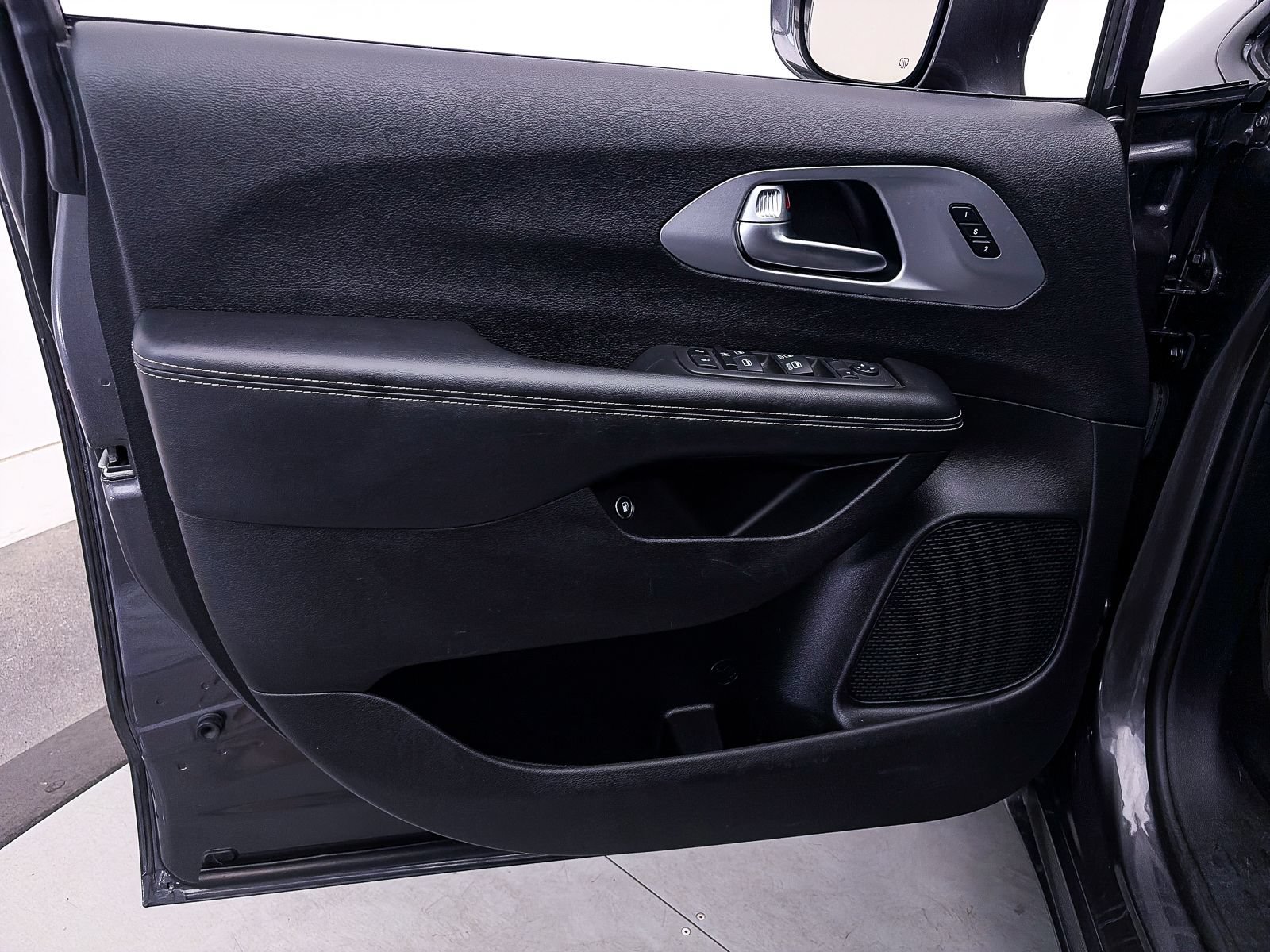 Used 2022 Chrysler Pacifica Touring-L w/ S Appearance Package FWD image 16
