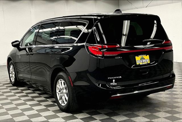 Used 2024 Chrysler Pacifica Touring-L image 3