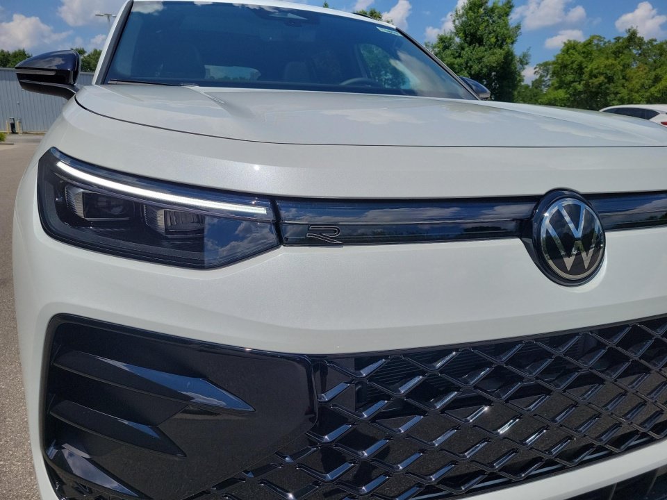 New 2026 Volkswagen Tiguan SE R-Line FWD image 24