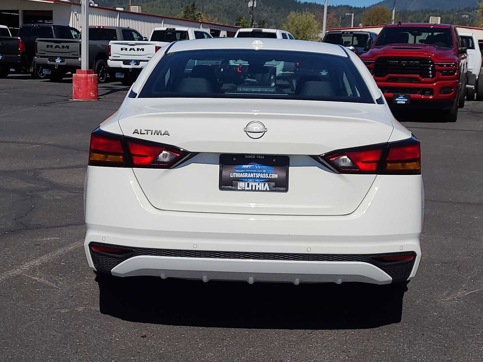 Used 2025 Nissan Altima 2.5 SV FWD image 13