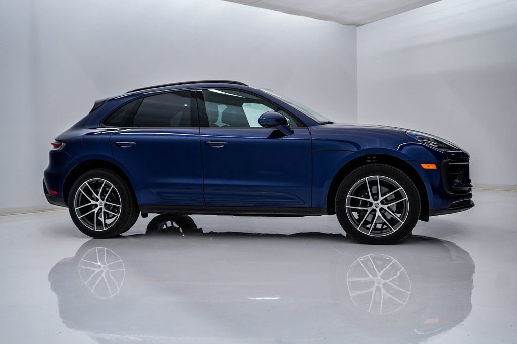 Certified 2025 Porsche Macan image 9