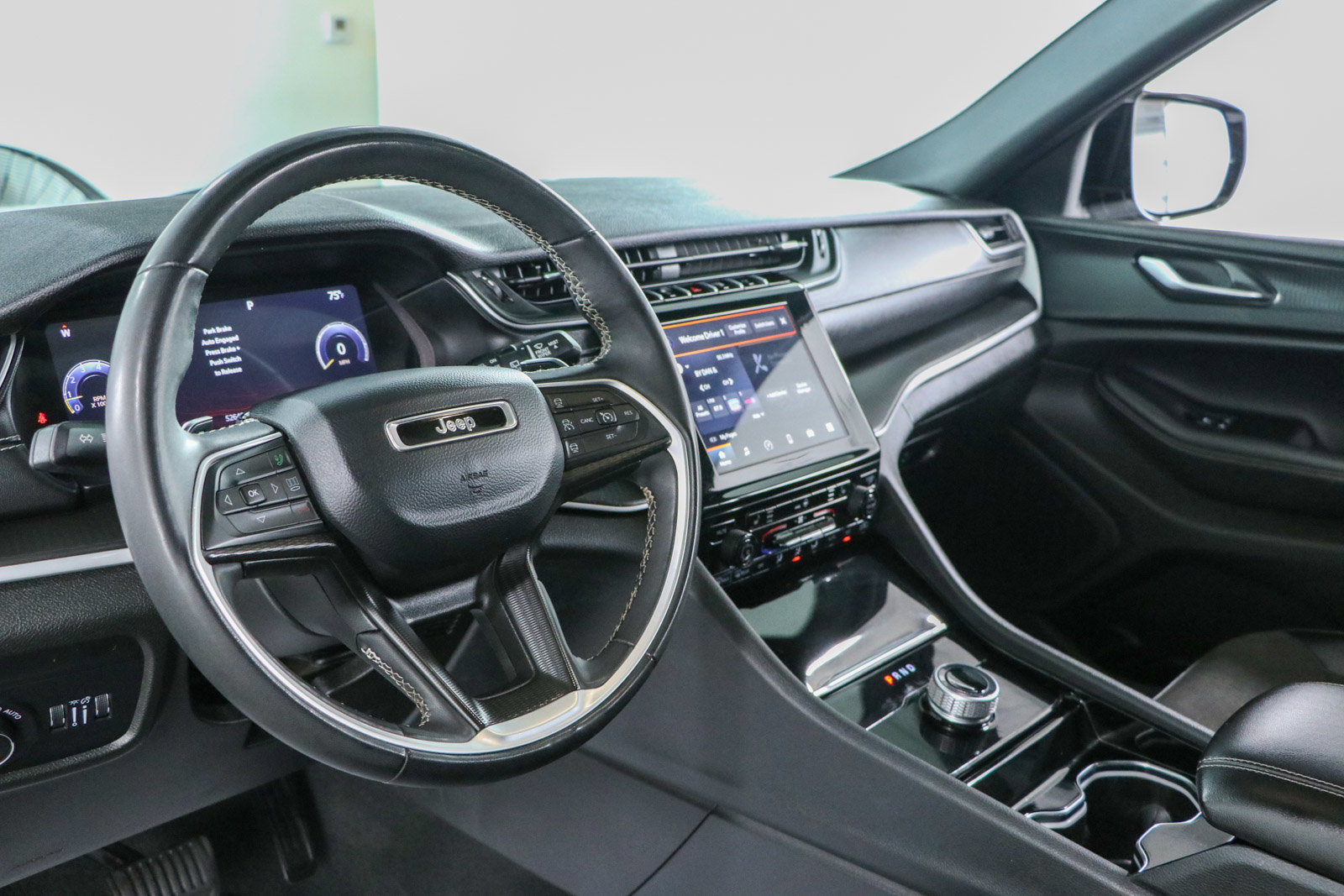 Used 2023 Jeep Grand Cherokee L Laredo AWD/4WD image 23