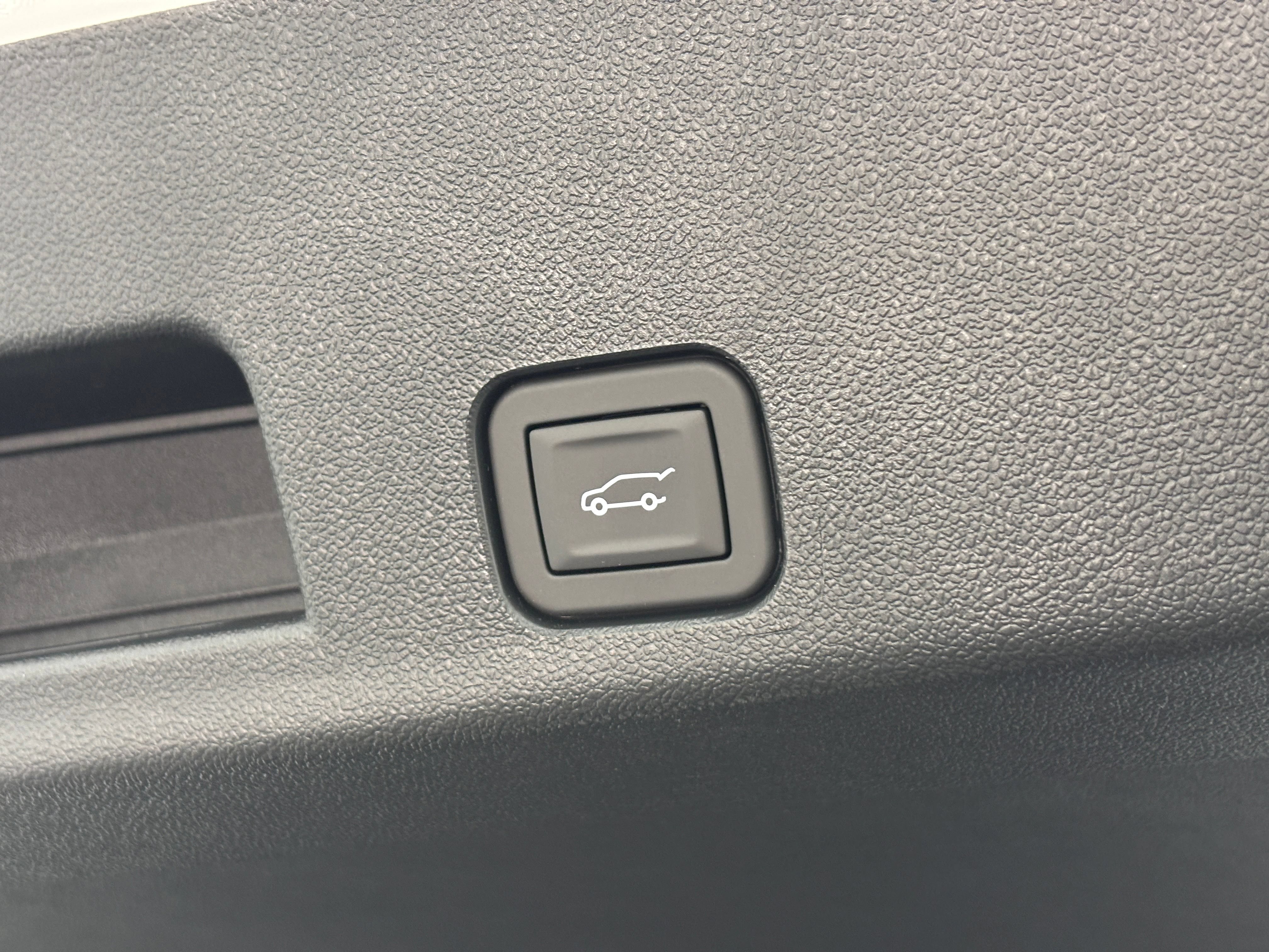New 2026 GMC Acadia Denali Ultimate w/ LPO, Floor Liner Package AWD/4WD image 15