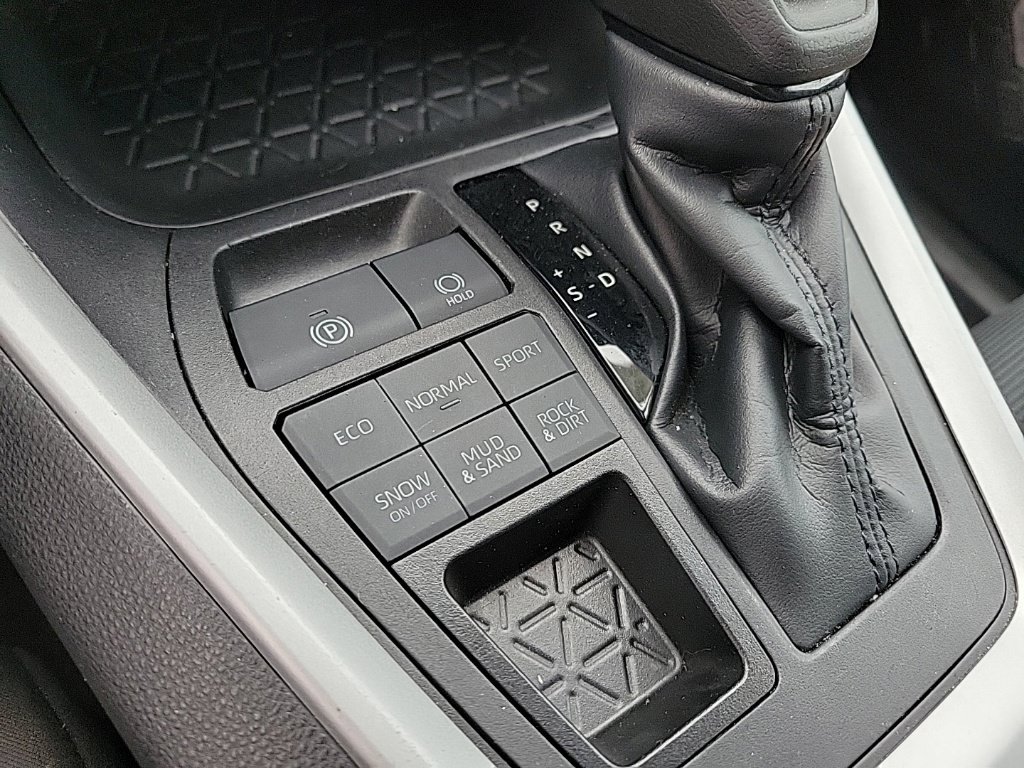 Used 2022 Toyota RAV4 LE AWD/4WD image 8
