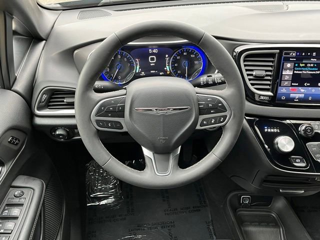 Used 2025 Chrysler Pacifica Select FWD image 10