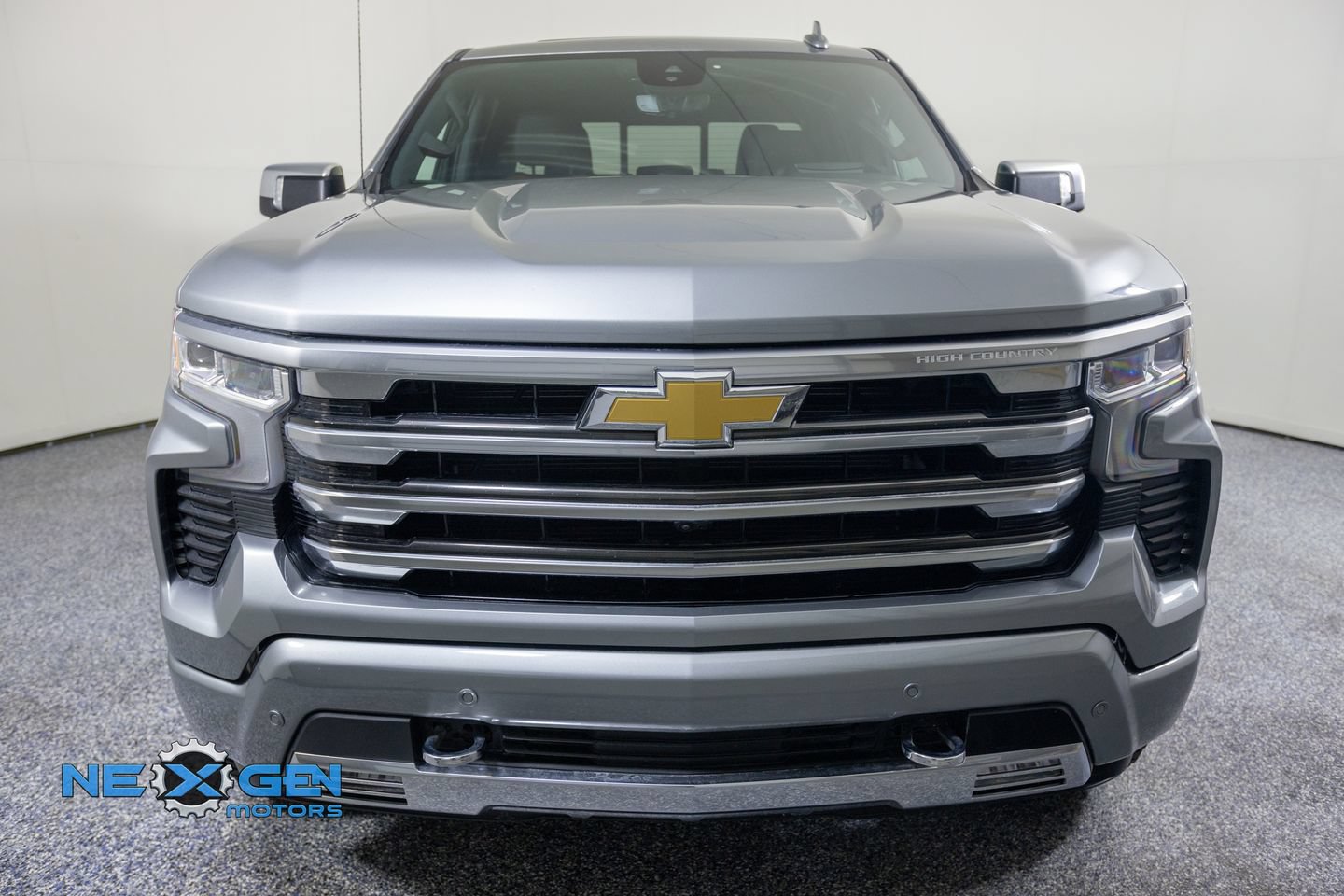 Used 2025 Chevrolet Silverado 1500 High Country w/ Technology Package AWD/4WD image 2