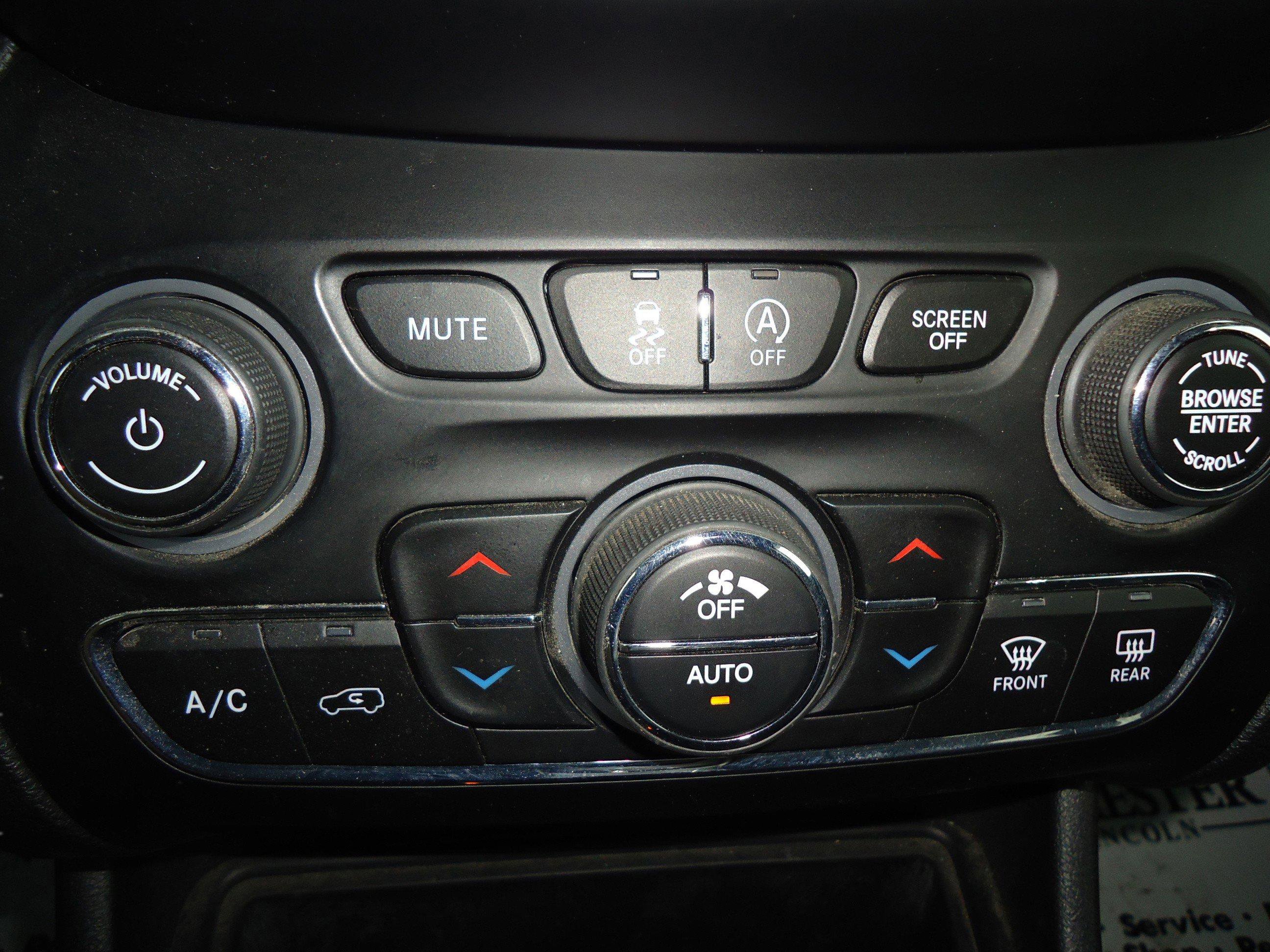 Used 2021 Jeep Cherokee Latitude Lux w/ Comfort/Convenience Group image 20