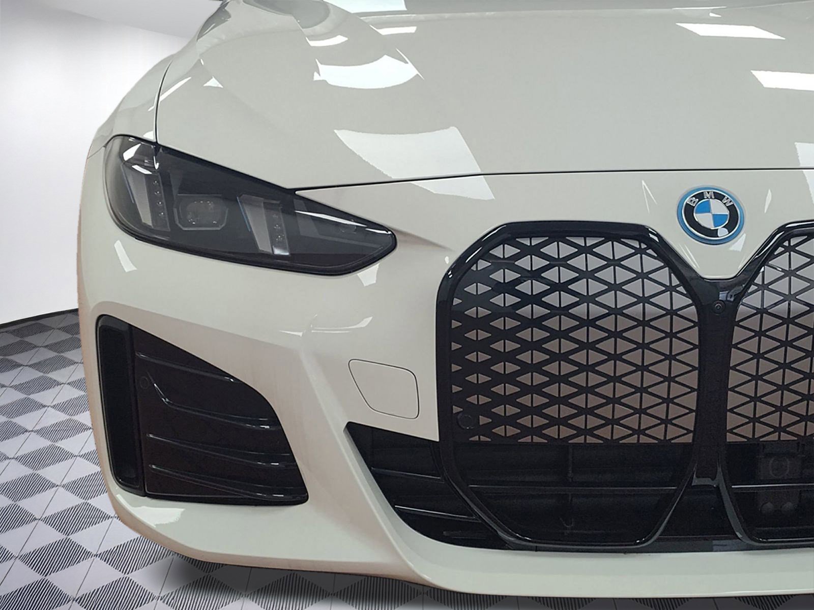 Used 2025 BMW i4 eDrive40 w/ M Sport Package image 10