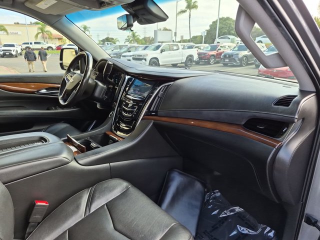 Used 2020 Cadillac Escalade Luxury w/ Escalade Sport Edition AWD/4WD image 23