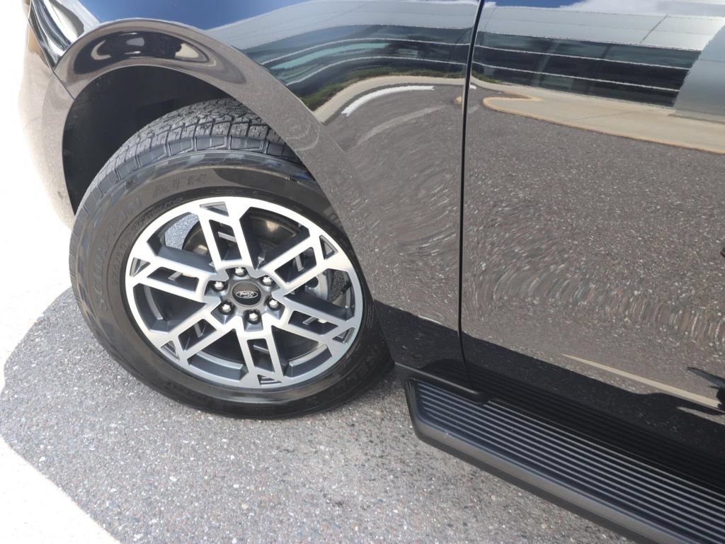 Used 2025 Ford Expedition Active AWD/4WD image 3