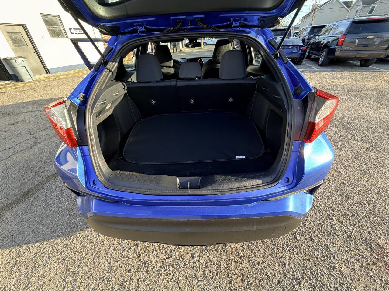 Used 2018 Toyota C-HR XLE 4dr Crossover image 34