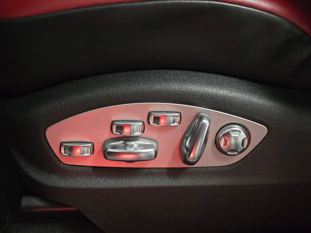 Used 2023 Porsche Macan GTS AWD/4WD image 33