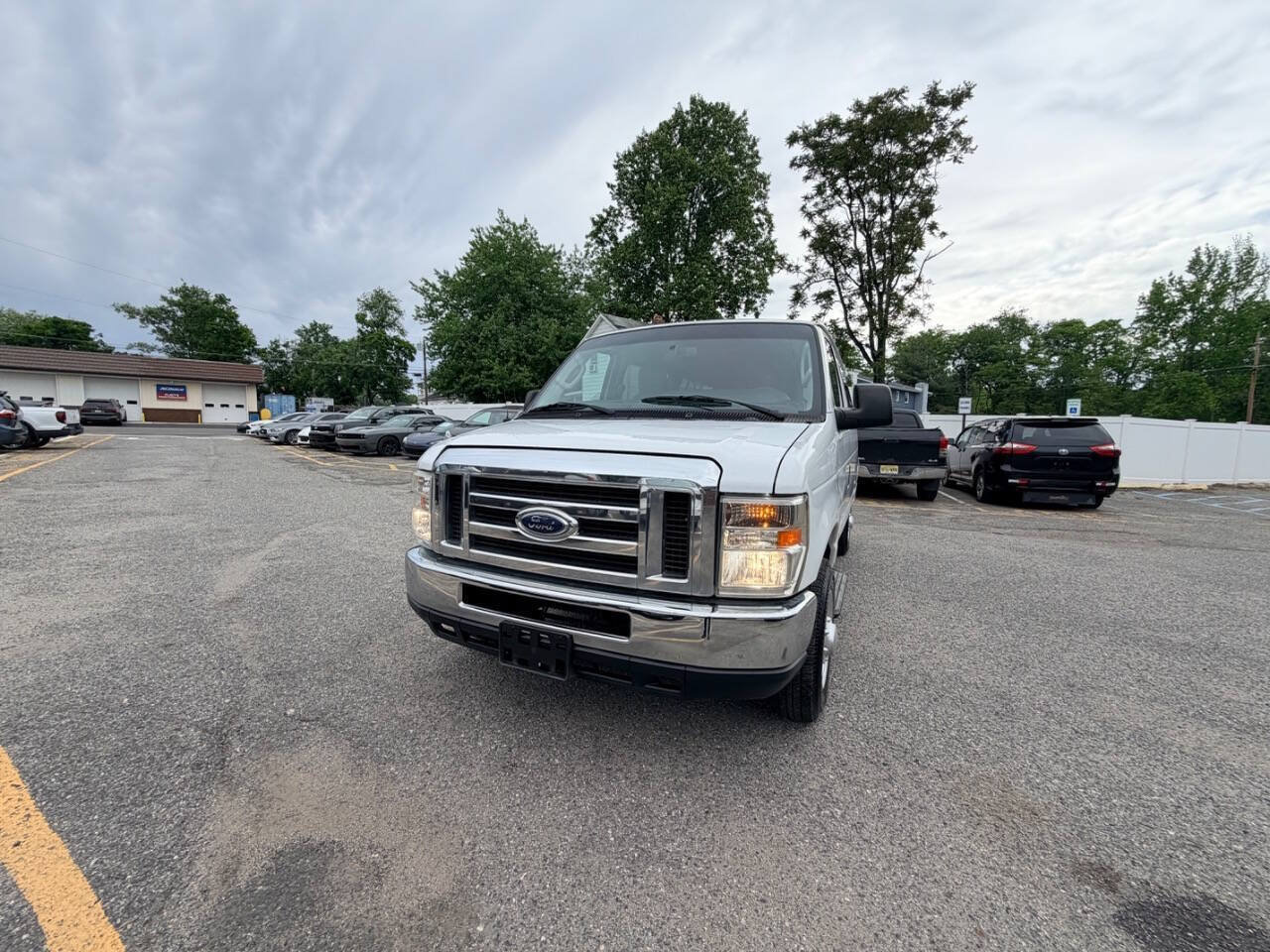 Used 2012 Ford E-350 and Econoline 350 XLT RWD image 2