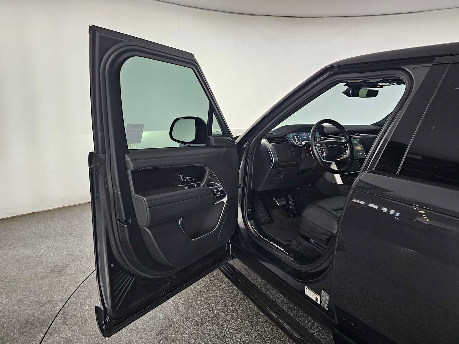 Used 2025 Land Rover Range Rover SE AWD/4WD image 19