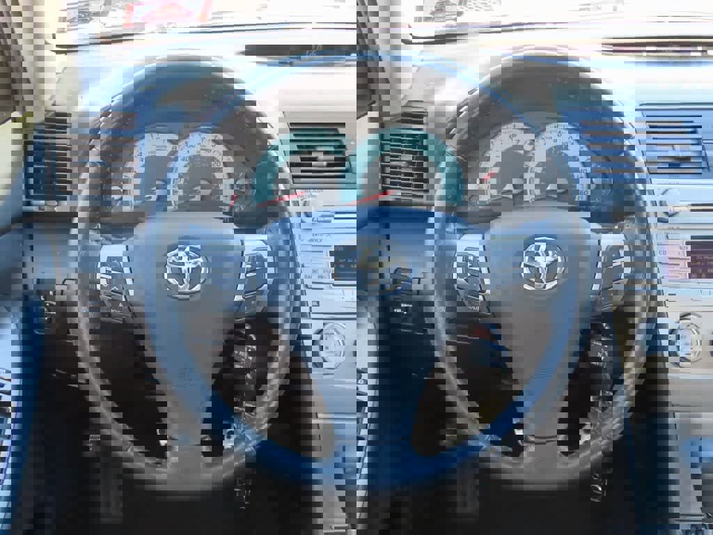 Used 2010 Toyota Camry LE image 17