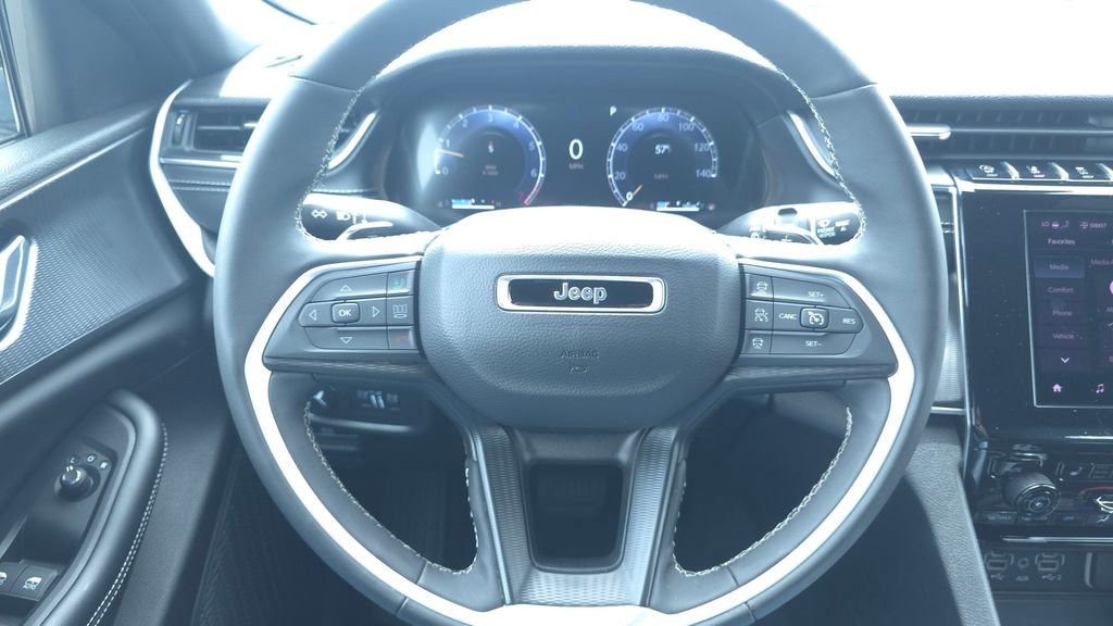 Used 2025 Jeep Grand Cherokee Altitude AWD/4WD image 27