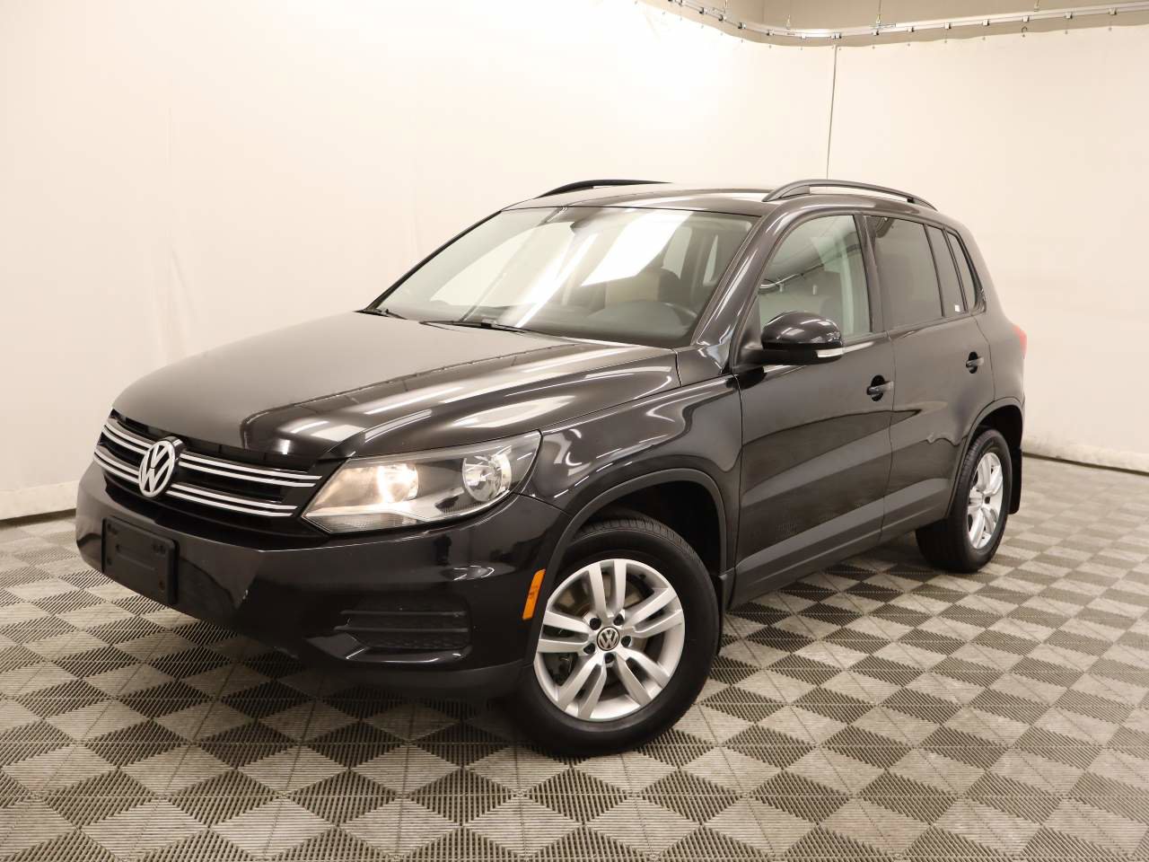 Used 2017 Volkswagen Tiguan S image 1