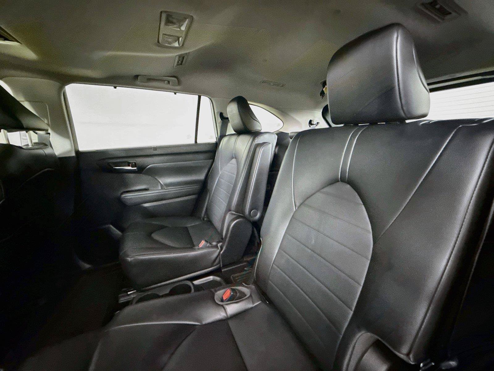 Used 2022 Toyota Highlander XLE FWD image 31
